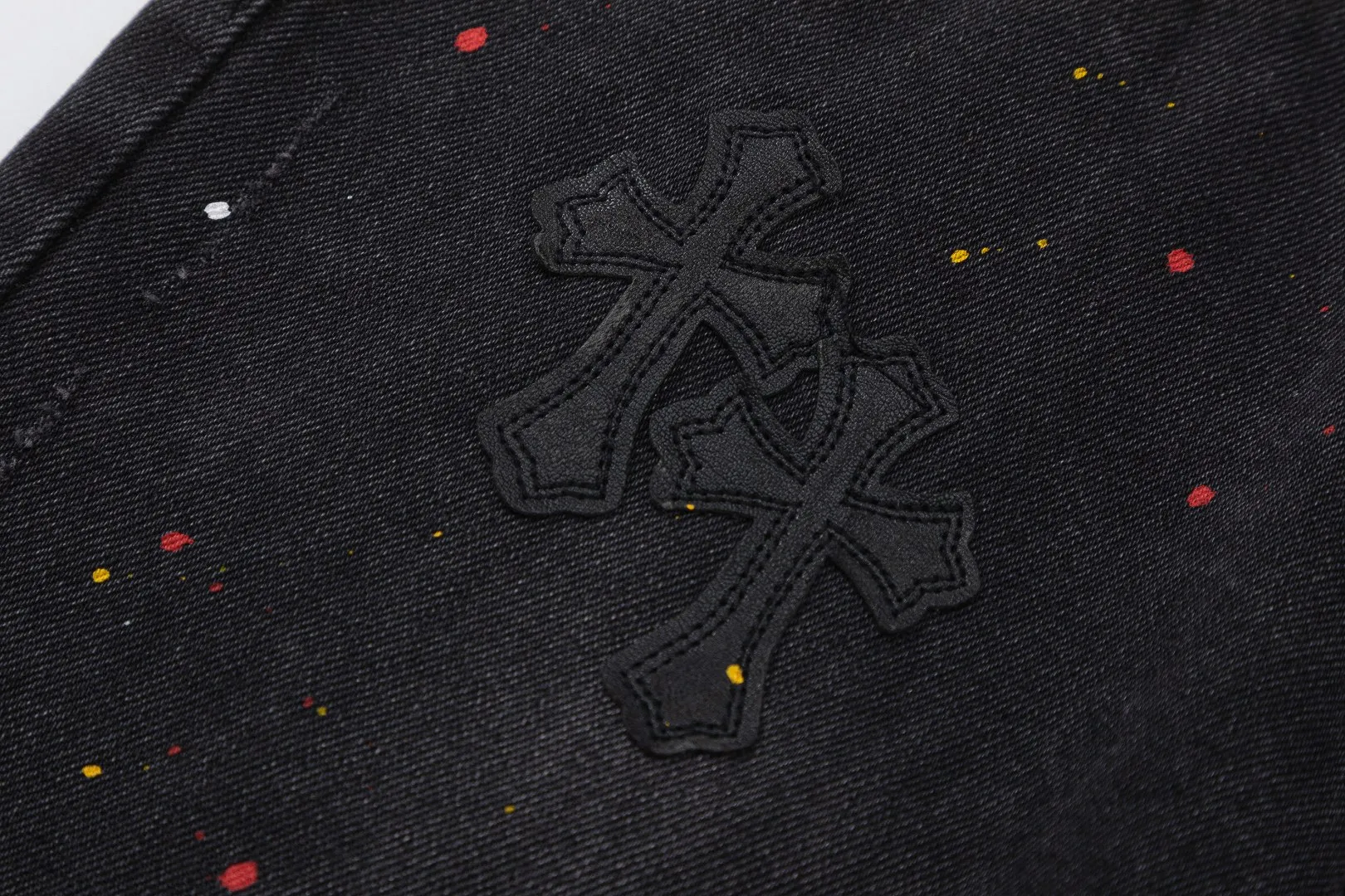 KE927#P180 The only correct leather label version on the market Chrome Hearts CH Cross embroidery distressed jeans Top ceiling quality 100% correct version The correct version is here!  Believe me this must be the best quality you will ever come across! ! Excellent value for money! !  Styles with different washes and textures are very friendly to people with thin legs and thick legs. The straight version is very flattering to the shape of the legs. The moderate length is timeless and easy to match. It is the basis of various styles and a must-have in the wardrobe! ! Add a little stacking to easily control the clean fit trend that has exploded this year. The fabric is stiff but also makes the upper body soft without losing texture. The sides and cuffs of some styles have a bone-wash effect. The vintage flavor pops up all at once. It’s really hard not to love it! ✅Correctly customize the Croxin metal leather label on the back panel. It is not sold directly with the cross on the finished jeans. 1:1 copying strives for excellence and the details are perfectly grasped. ✅The cross leather label is clear and smooth. Exquisite turning top craftsmanship. ✅Buttons, zippers and hardware are all customized versions of the Croxin LOGO. ✅High-cost washing process. Size: 28 30 32 34 36 (5 sizes)